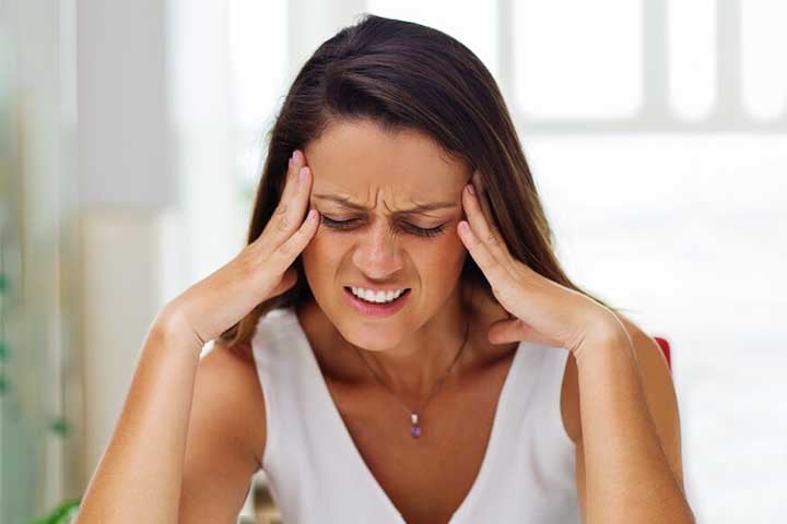 O bicarbonato de sódio, quando utilizado inadequadamente, pode causar efeitos colaterais, como dor de cabeça, náuseas, espasmos musculares e até alcalose metabólica em casos de ingestão excessiva.