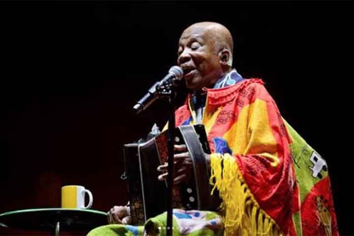 Em uma pensão na capital mineira, no Edifício Levy, Milton conheceu os irmãos Borges, Marilton, Lô e Márcio. Dos encontros na esquina, surgiram as letras de canções como Cravo e Canela, Alunar, Para Lennon e McCartney, Trem Azul, Nada Será Como Antes, Estrelas, São Vicente e Cais. 