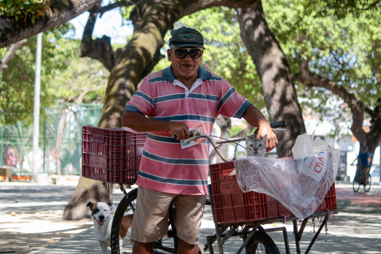 Silvio, acompanhado do gato Valente, no Dia D de vacinação antirrábica para cães e gatos no Polo de Lazer da Sargento Hermínio