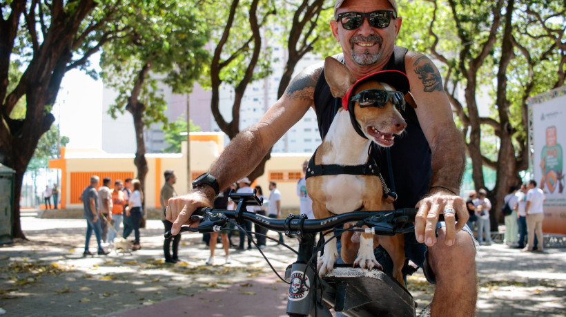 Iderlan de Castro Maia com o cachorro Maia no Dia D de vacinação antirrábica para cães e gatos no Polo de Lazer da Sargento Hermínio