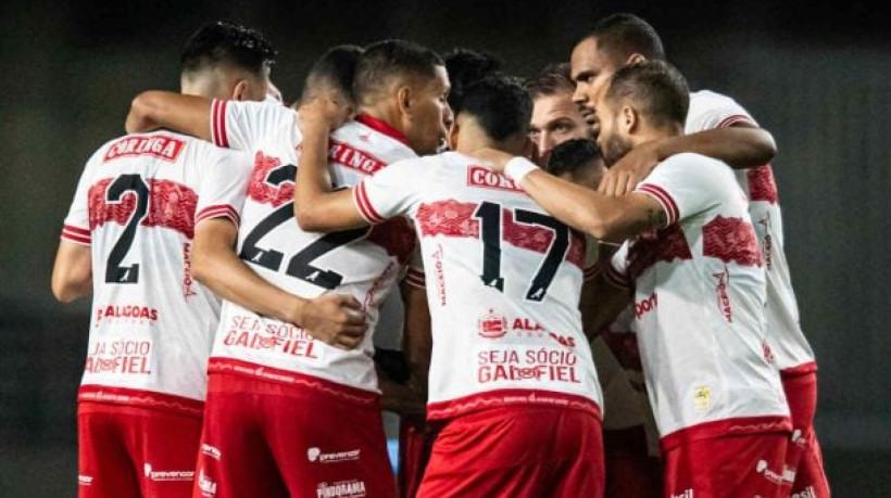 Galo de Alagoas conta com gol de Thiaguinho para fazer 1 a 0 sobre o Leão catarinense em Maceió e mantém perseguição ao pelotão de acesso