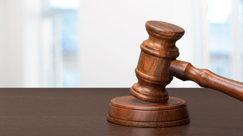 De acordo com a reclamação apresentada pela empresa, o funcionário foi informado do erro e que recebeu um pagamento indevido em sua conta corrente .