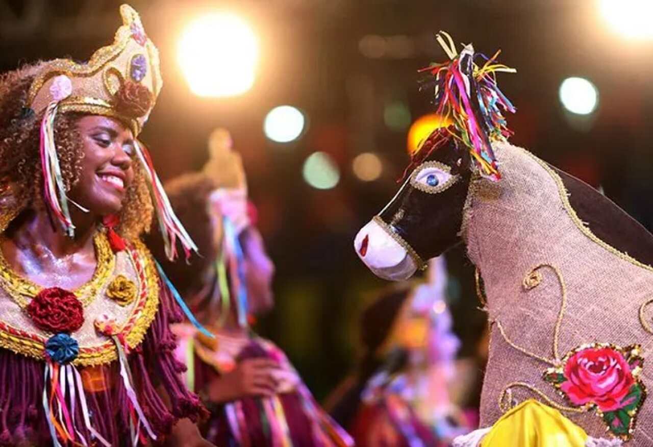 Essas tradições são preservadas e celebradas com grande fervor, principalmente em festas populares que encantam moradores e turistas.