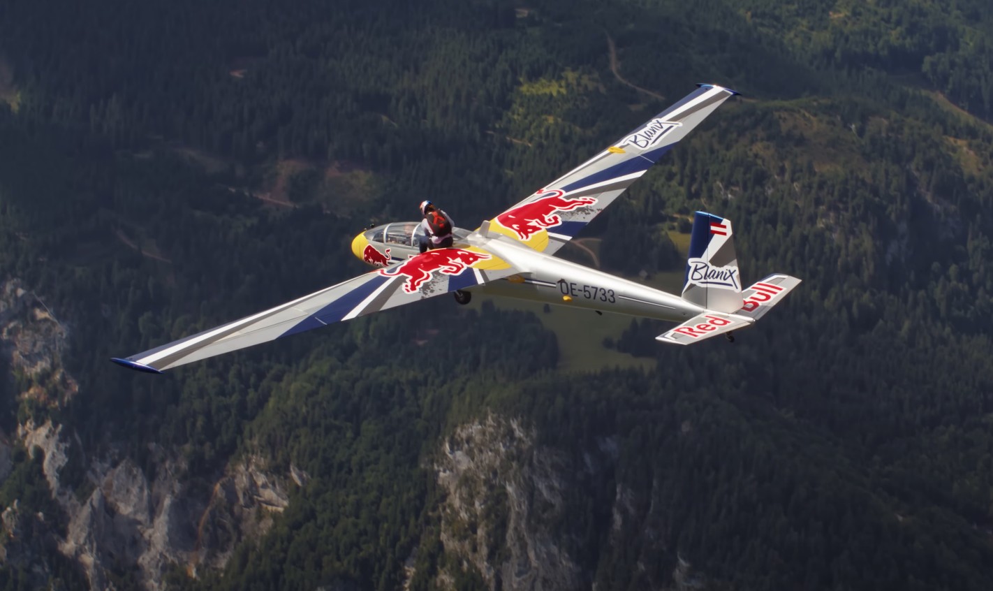 Mesmo diante das condições adversas, ele conseguiu completar todo o percurso na quarta tentativa e, para encerrar a aventura, saltou de paraquedas a 1.500 metros de altura.