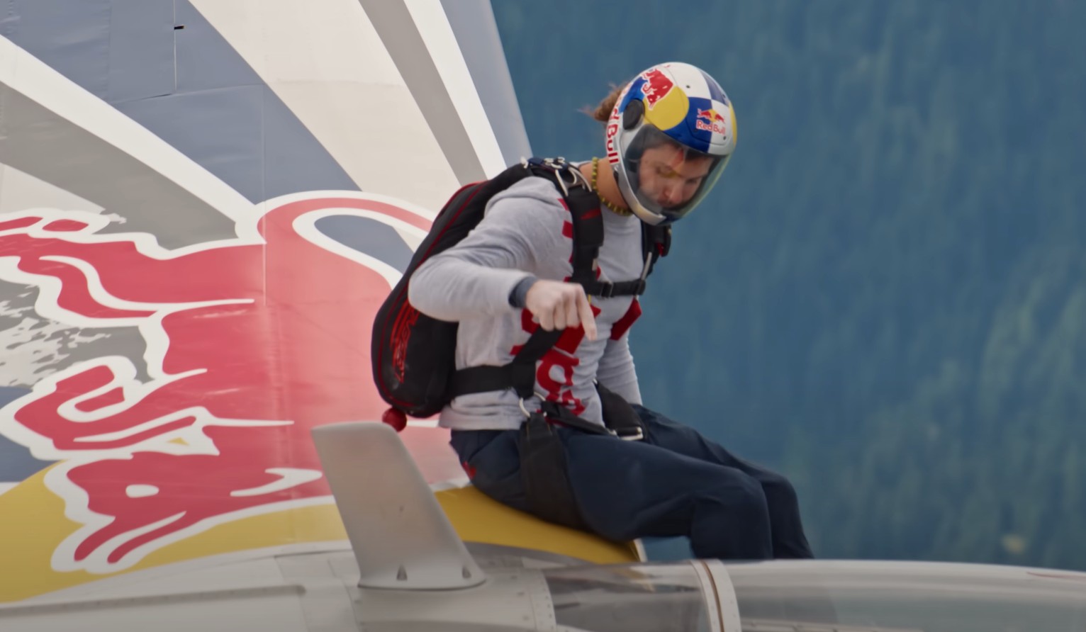 A aventura aconteceu a 2.500 metros de altitude, quando o atleta deixou a cabine da aeronave e iniciou a escalada por toda a estrutura. 