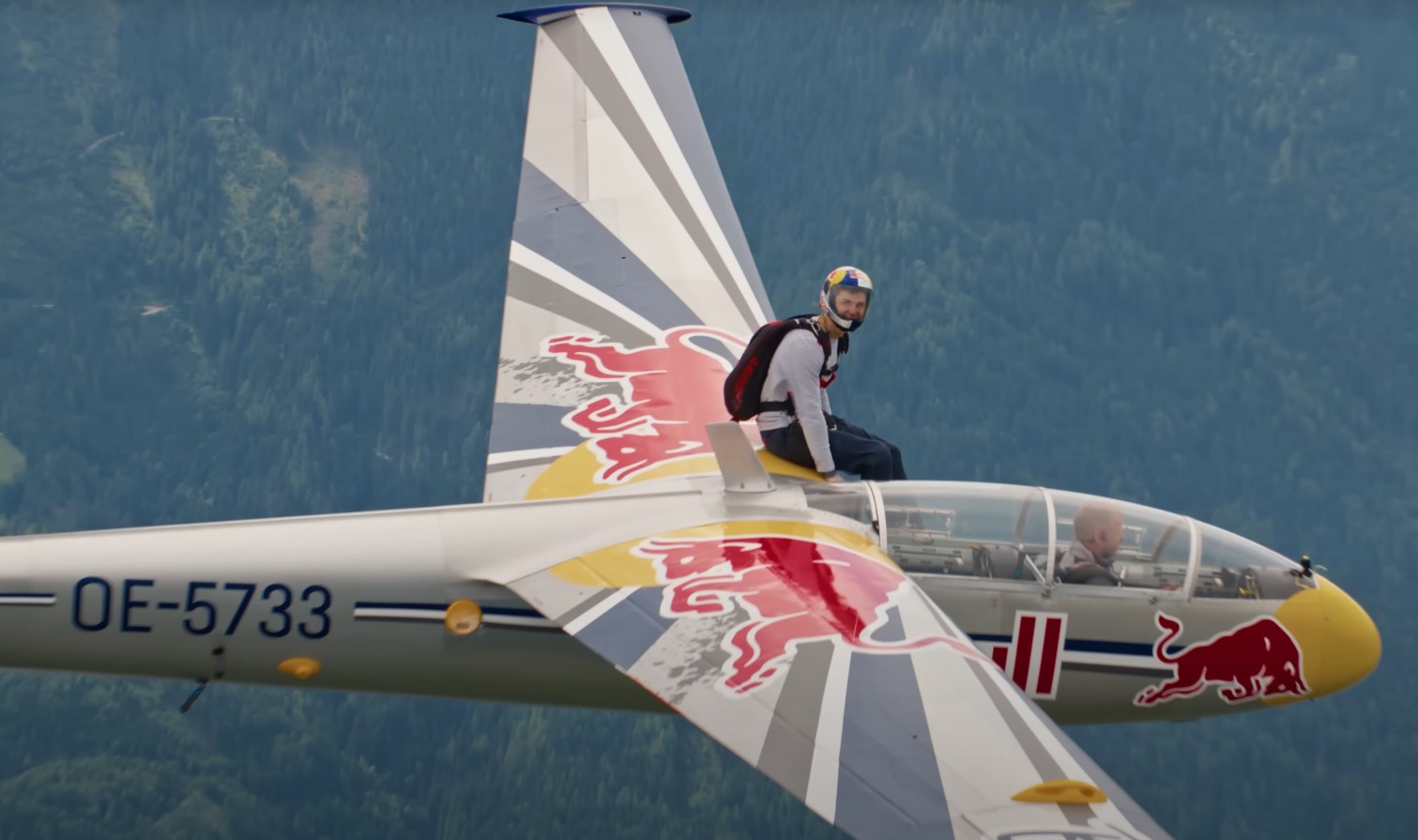 Skofic, conhecido no cenário mundial por suas habilidades em escalada esportiva, contou apenas com um paraquedas de 12 kg como medida de segurança.