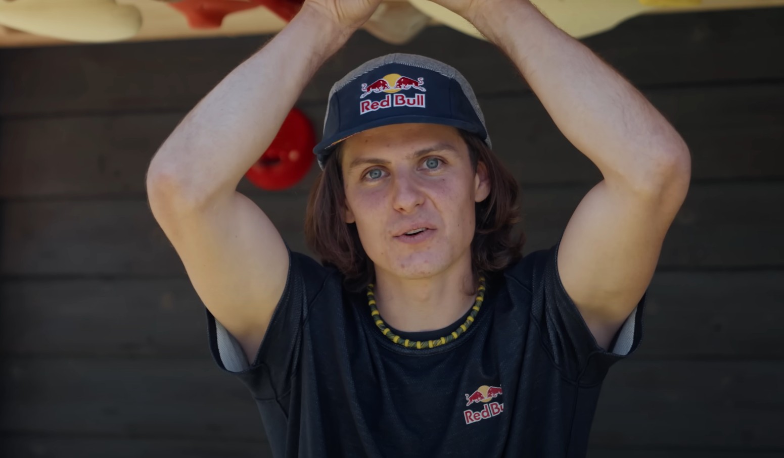 O esloveno Domen Skofic, nascido em 1994, realizou uma façanha inédita ao se tornar a primeira pessoa a completar uma rota de escalada nas asas de um planador em pleno voo.