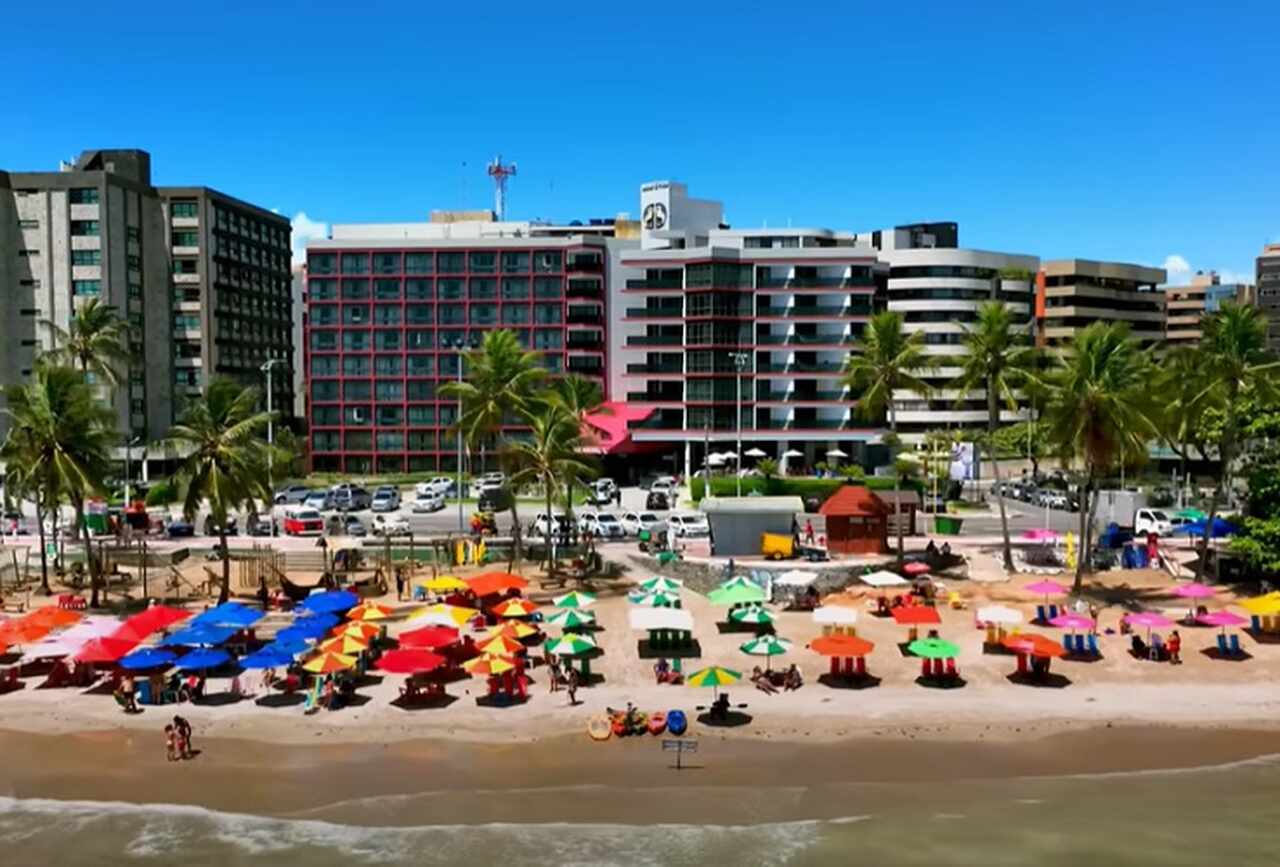Maceió é conhecida mundialmente por suas praias deslumbrantes, que são verdadeiros cartões-postais. A cidade é banhada por águas quentes e cristalinas, ideais para o lazer e para a prática de esportes aquáticos.