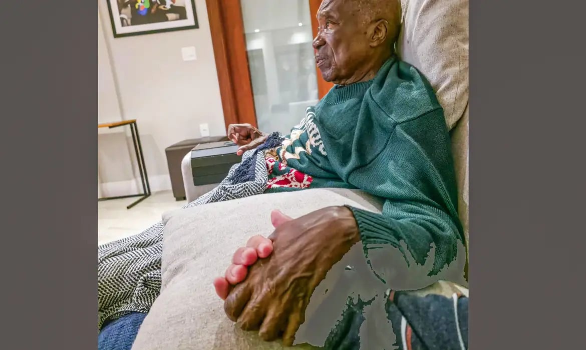 O cantor Milton Nascimento, nascido em 1942, foi diagnosticado com demência por corpos de Lewy, informou seu filho e empresário, Augusto Nascimento. A condição, que afeta memória, cognição e movimentos, se somou ao Parkinson identificado em 2022.