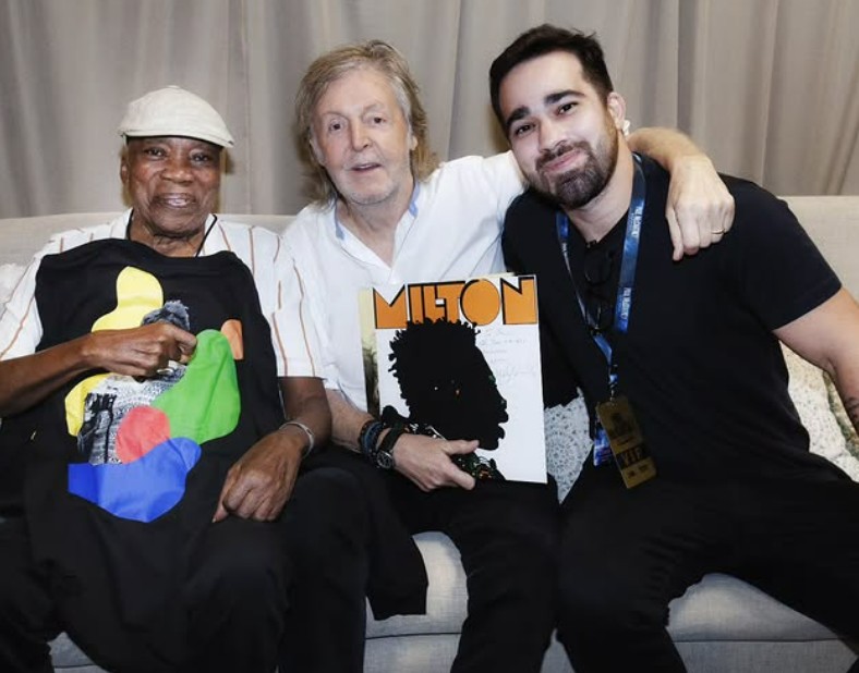 Agora, Milton enfrenta limitações diárias, com dificuldades de fala e alimentação. Apesar do quadro delicado, Augusto destaca que o músico segue transmitindo afeto em gestos e silêncios. 