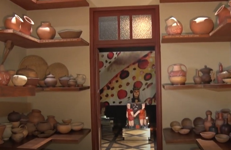 O museu reúne uma vasta coleção de objetos, fotografias e documentos que registram a memória das festas e tradições alagoanas, além de obras de artistas locais e nordestinos.