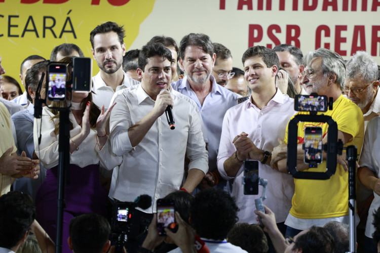 Deputado federal Junior Mano com  o senador Cid Gomes, o prefeito de Recife, Jo&atilde;o Campos, e o ex-prefeito de Eus&eacute;bio, Acilon Gon&ccedil;alves(Foto: FCO FONTENELE)