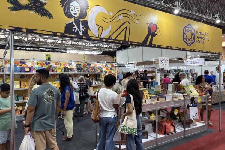 Estande do O POVO e da Fundação Demócrito Rocha na Bienal de Pernambuco