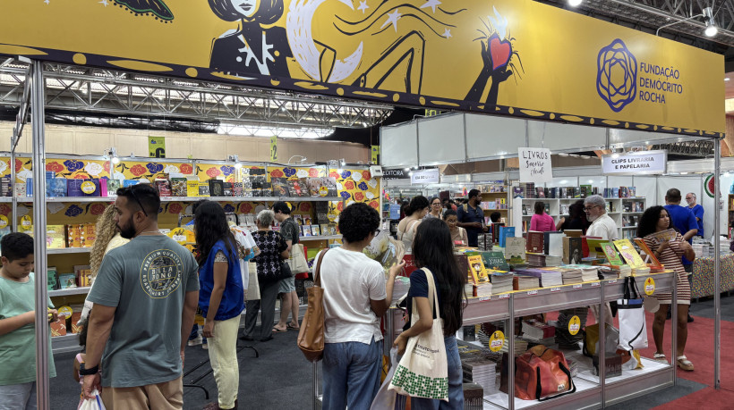 Estande do O POVO e da Fundação Demócrito Rocha na Bienal de Pernambuco