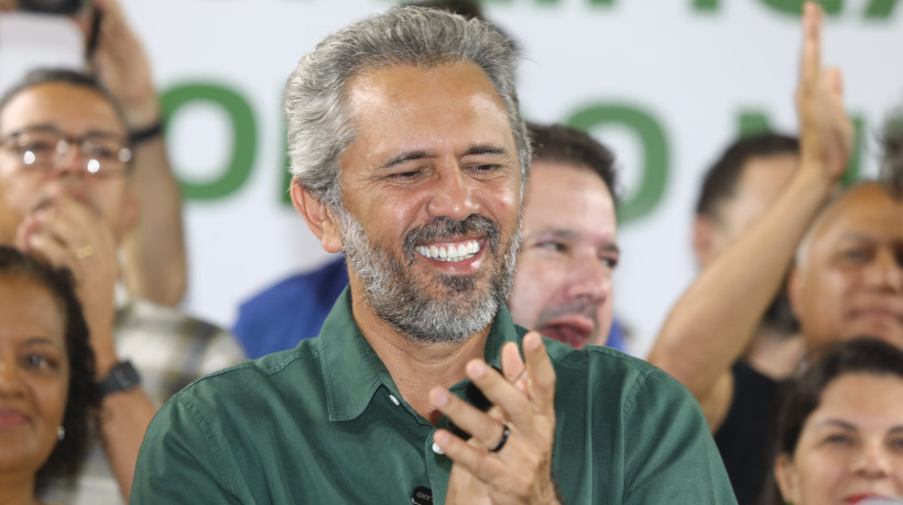 Governador Elmano de Freitas em entrega da requalificação do Farol do Mucuripe neste domingo, 5