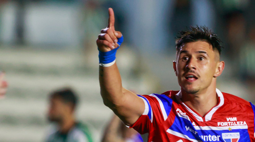 RS - BRASILEIRO A 2025, JUVENTUDE X FORTALEZA - ESPORTES - RS - CAXIAS DO SUL - 05/10/2025 - BRASILEIRO A 2025, JUVENTUDE X FORTALEZA - Bareiro jogador do Fortaleza comemora seu gol durante partida contra o Juventude no estádio Alfredo Jaconi pelo campeonato Brasileiro A 2025. 05/10/2025