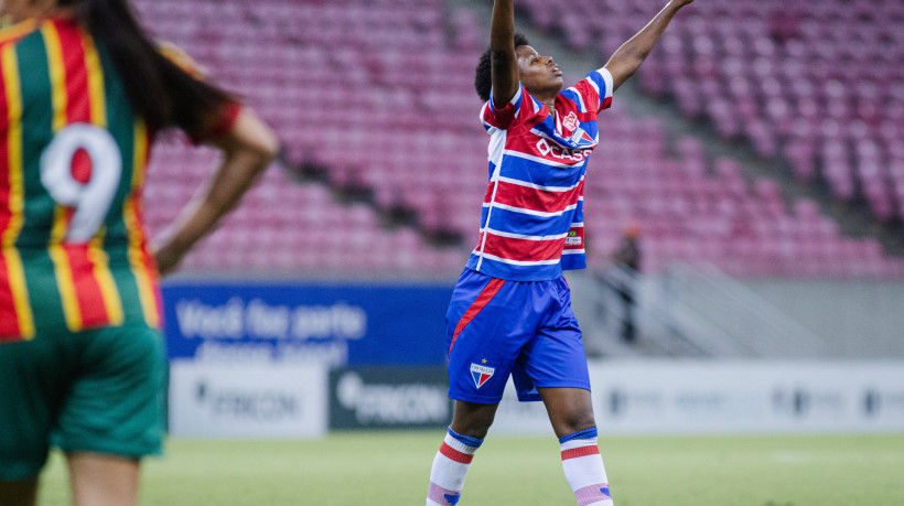 Em noite inspirada de Tainá, as Leoas garantiram vitória por 3 a 0 e seguem firmes na competição regional