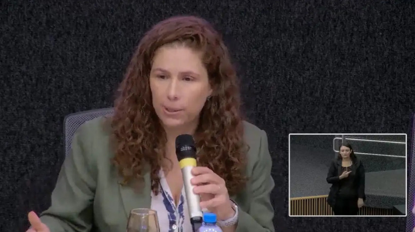 A ministra da Gestão, Esther Dweck, em coletiva de imprensa