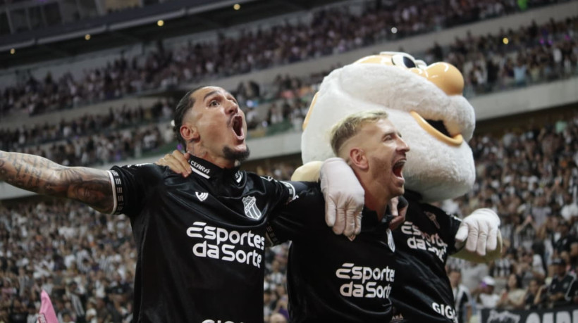 Vina e Pedro Henrique comemoram gol contra o Santos