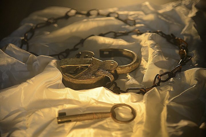 Chica foi escravizada até ser alforriada por João Fernandes de Oliveira, um contratador de diamantes influente na região.