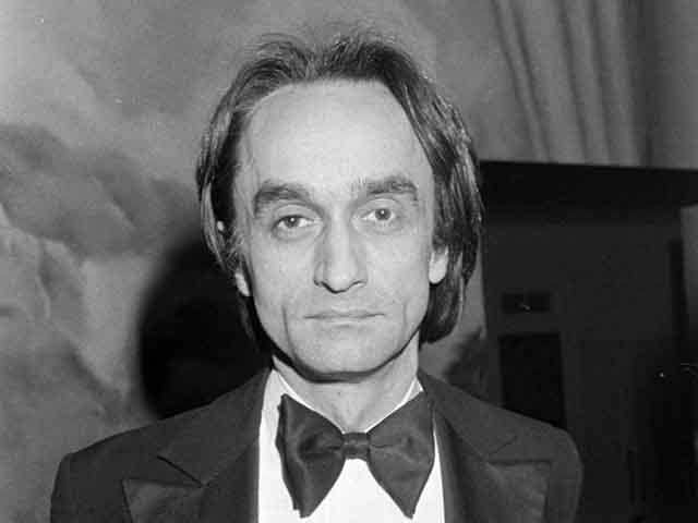 Nascido em Revere, Massachusetts, em 12 de agosto de 1935, John Cazale faria 90 anos em 2025. Ele não era um galã, mas trazia consigo aspectos essenciais para se tornar um coadjuvante perfeito. Desde o início no teatro, do interior, possuía um magnetismo em cena.