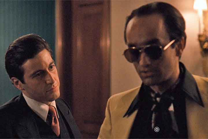 Fredo Corleone é caracterizado pela sua incompetência, falta de determinação e ressentimento, que o tornam um personagem fraco e incapaz dentro da família Corleone.