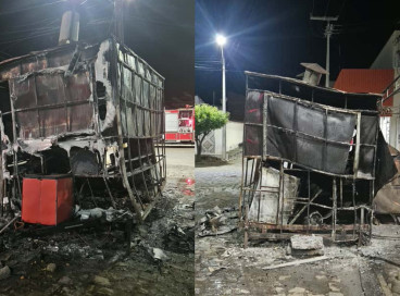Trailer de lanches pegou fogo na avenida José Marques Filho, no Centro de Acopiara, na madrugada desta segunda-feira, 6
 