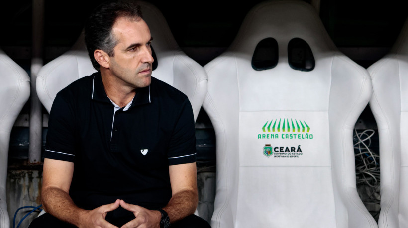 FORTALEZA, CEARÁ, BRASIL,05-10-2025: Léo Condé Ceará x Santos pelo Campeonato Brasileiro Serie A na Arena Castelão. (Foto: Samuel Setubal/ O Povo)