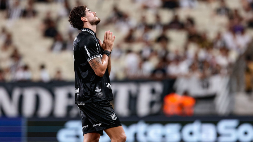 FORTALEZA, CEARÁ, BRASIL,05-10-2025: Pedro Raul Ceará x Santos pelo Campeonato Brasileiro Serie A na Arena Castelão. (Foto: Samuel Setubal/ O Povo)