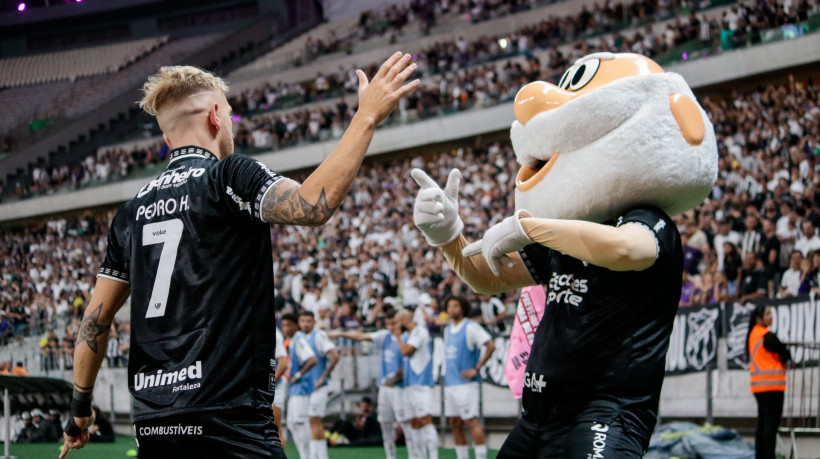 FORTALEZA, CEARÁ, BRASIL,05-10-2025: Gol de Pedro Henrique Ceará x Santos pelo Campeonato Brasileiro Serie A na Arena Castelão. (Foto: Samuel Setubal/ O Povo)
