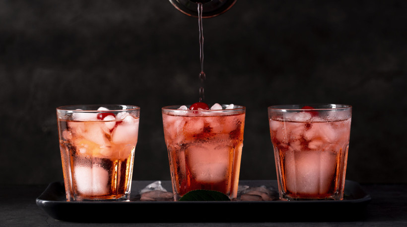 Imagem de apoio ilustrativo: autoridades investigam presença de substância em bebidas destiladas