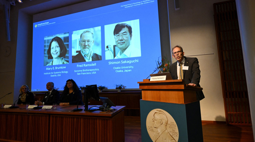 O secretário-geral do Comitê Nobel, Thomas Perlmann, anuncia Mary E. Brunkow, Fred Ramsdell e Shimon Sakaguchi como os ganhadores do Prêmio Nobel de Medicina de 2025