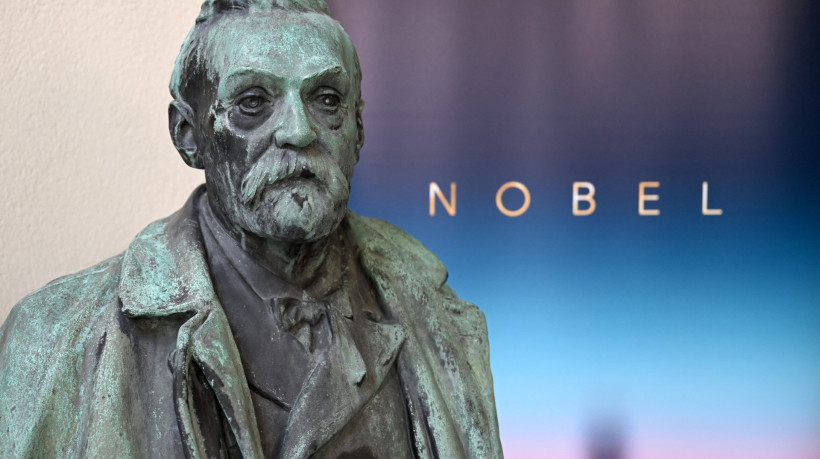Busto do químico, inventor e empresário sueco Alfred Nobel, fundador e homônimo do Prêmio Nobel, Instituto Karolinska em Estocolmo, Suécia 