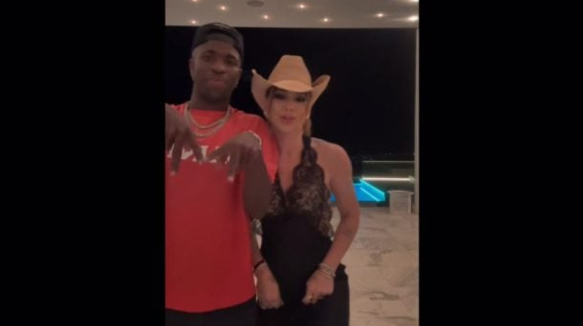 Após série de novos indícios na web, o camisa 7 decidiu publicar seu primeiro conteúdo ao lado da influenciadora nesta segunda-feira (06)