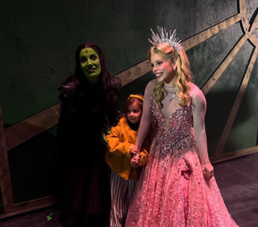 A amizade entre as duas é um dos pilares do sucesso do musical no Brasil. Elas se conheceram durante as audições para “Wicked” e mantêm uma relação de cumplicidade que se estende para além dos palcos. Myra é madrinha da filha de Fabi, Isabel, nascida em 2019.
