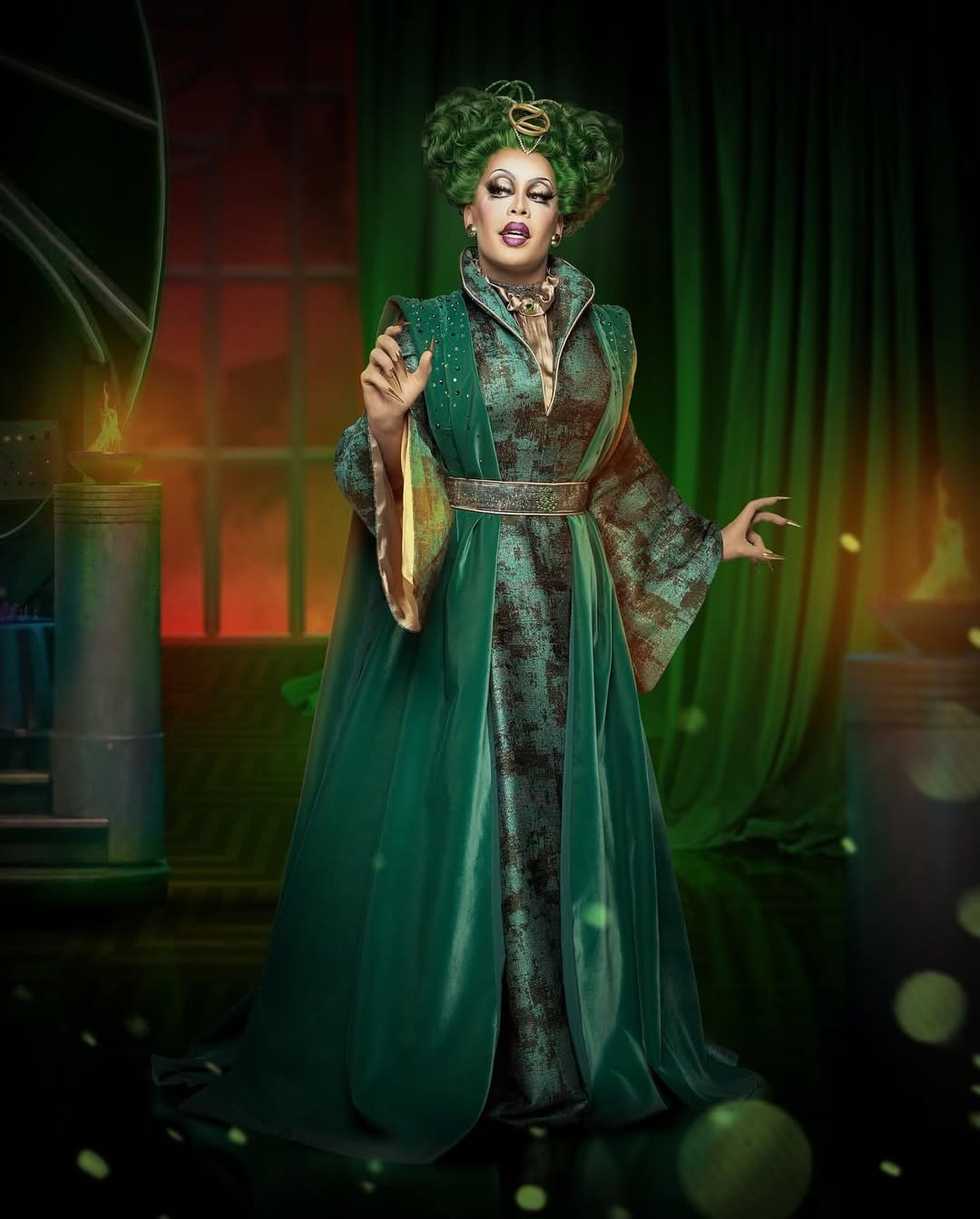Essa montagem, inclusive, já tinha contado com a participação especial da cantora Glória Groove como Madame Morrible por algumas sessões no lugar de Karin Hills, Com isso, Glória se tornou a primeira drag queen do mundo a integrar o elenco de uma montagem do espetáculo.
