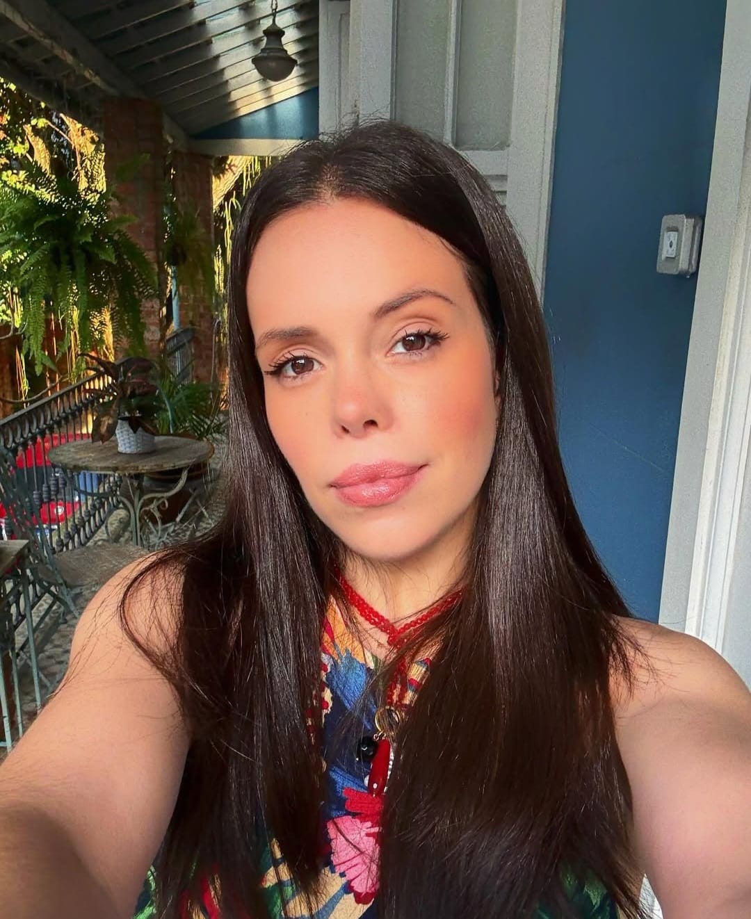 Já Fabi, começou sua trajetória no teatro em 2005, atuou em produções como “O Fantasma da Ópera, Miss Saigon, “Cats”, “A Pequena Sereia”, “Matilda” e “Cabaret”.  
