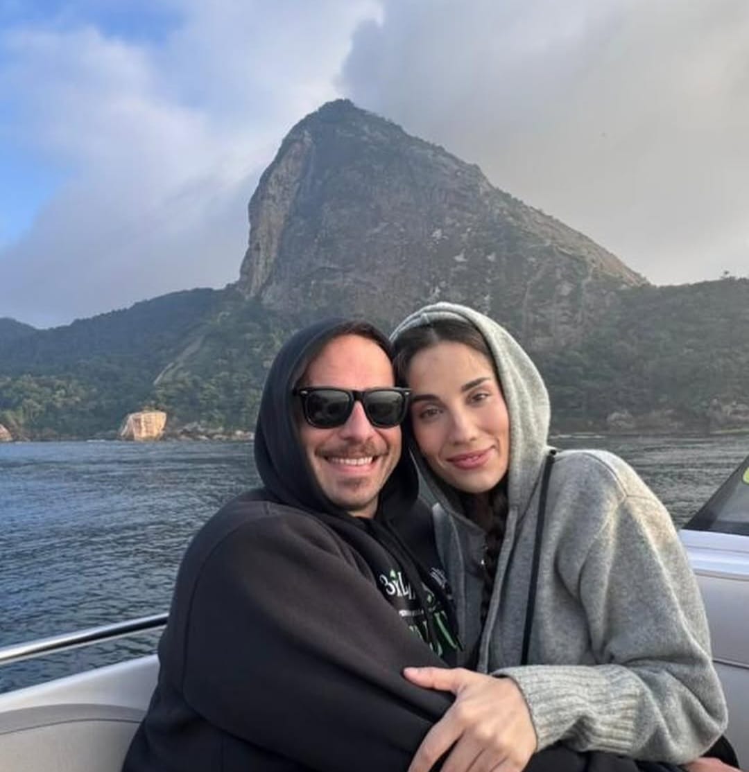 Myra namora com o ator Fabrizio Gorziza, com quem trabalhou em Matilda, desde 2024.
