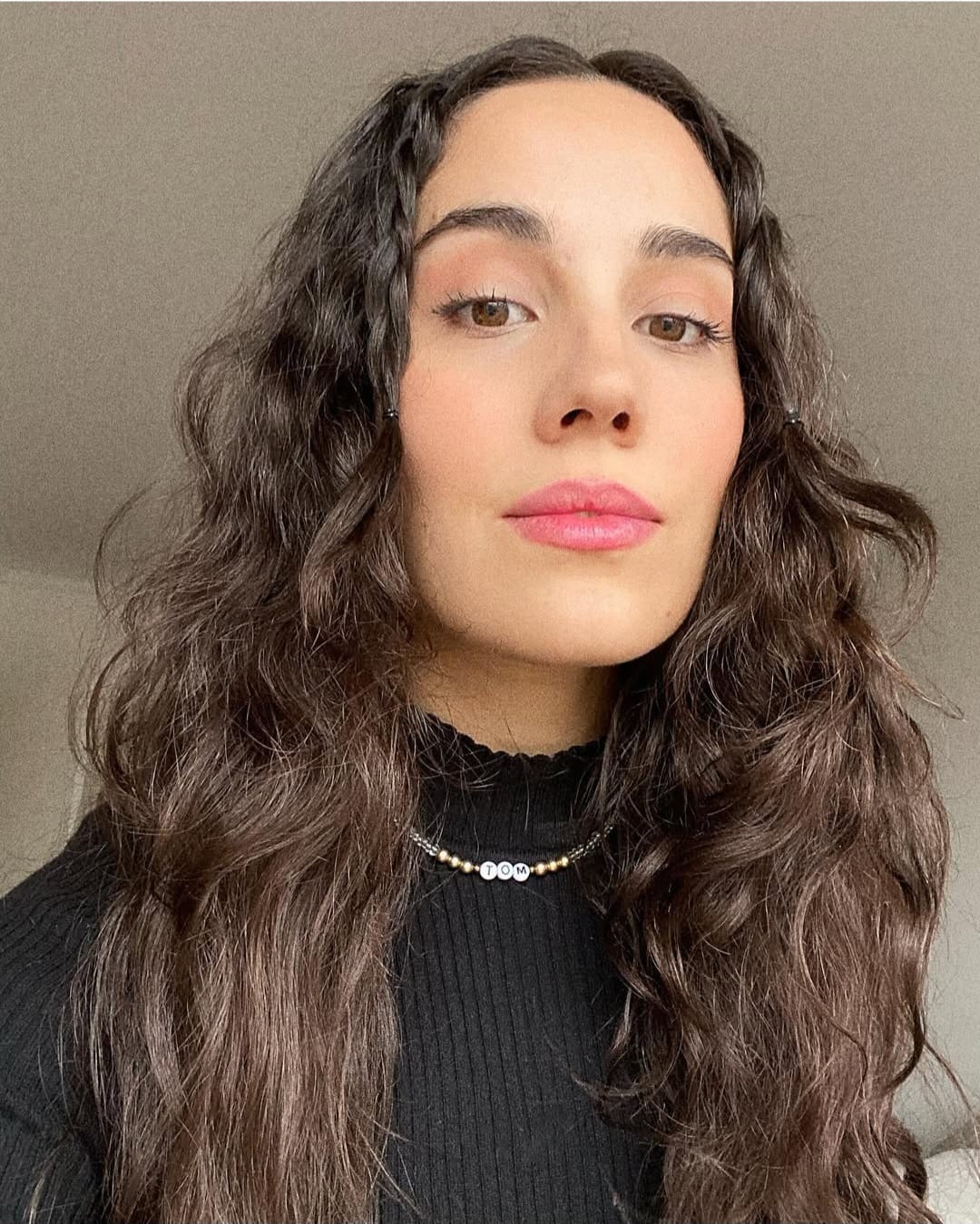 Conhecidas pelo sucesso em “Wicked”, Myra Ruiz e Fabi Bang estão entre as principais estrelas do teatro musical brasileiro. Myra iniciou sua carreira em 2012 com “Mamma Mia!” e participou de montagens como “Fame”, “Nas Alturas”, “Shrek O Musical”, “Evita”, “Rent”, “Matilda” e “Legalmente Loira”.
