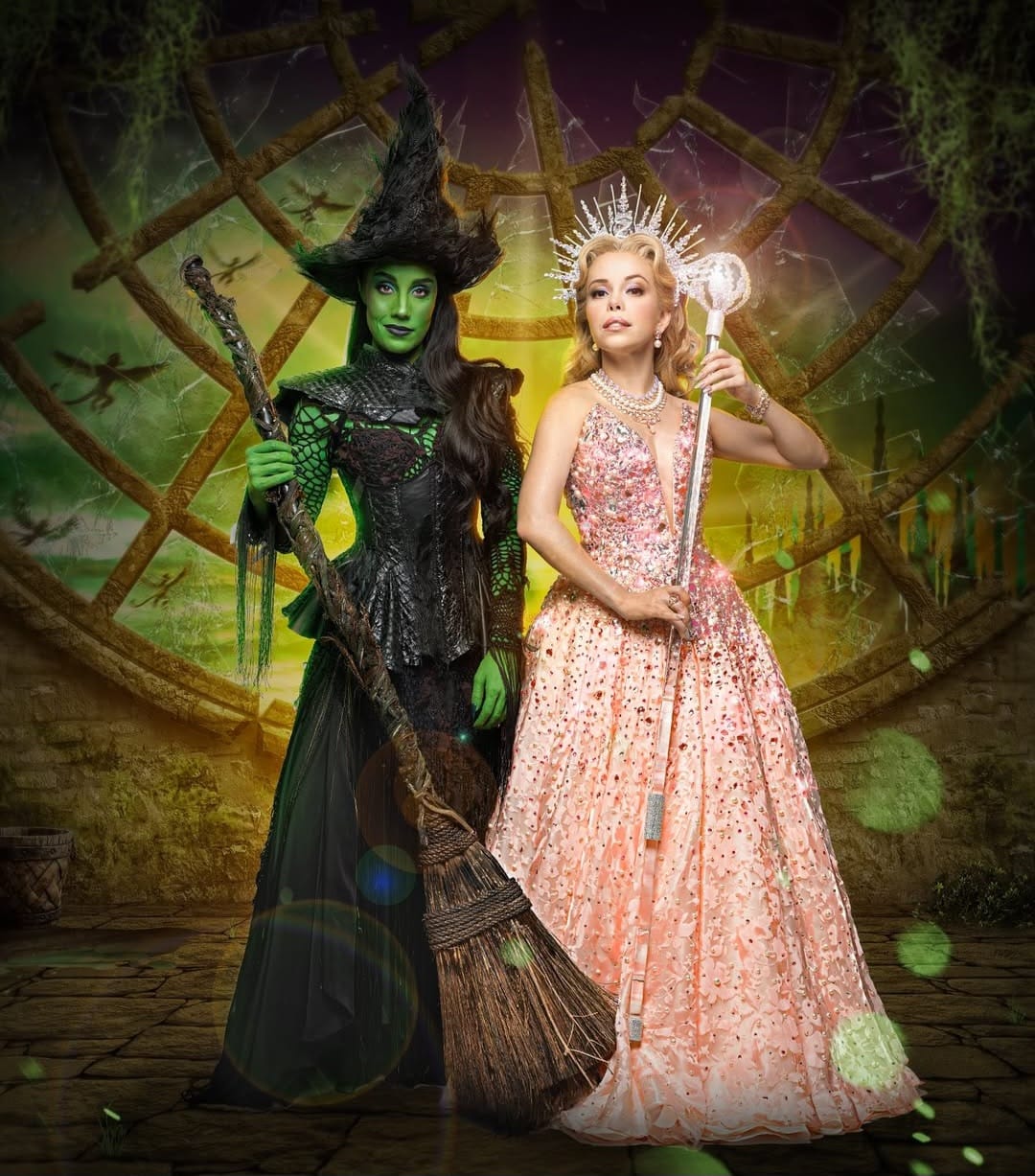 O espetáculo revela os segredos da Terra de Oz e conta a origem da Bruxa Má do Oeste, Elphaba, e Glinda, a Boa, enquanto leva o público a refletir sobre quem, afinal, pode ser considerado vilão ou herói.

