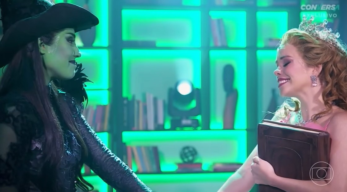 Em 2023, participaram do programa “Conversa com o Bial” da TV Globo a fim de divulgar “Wicked” e falar sobre o sucesso do musical no Brasil.
