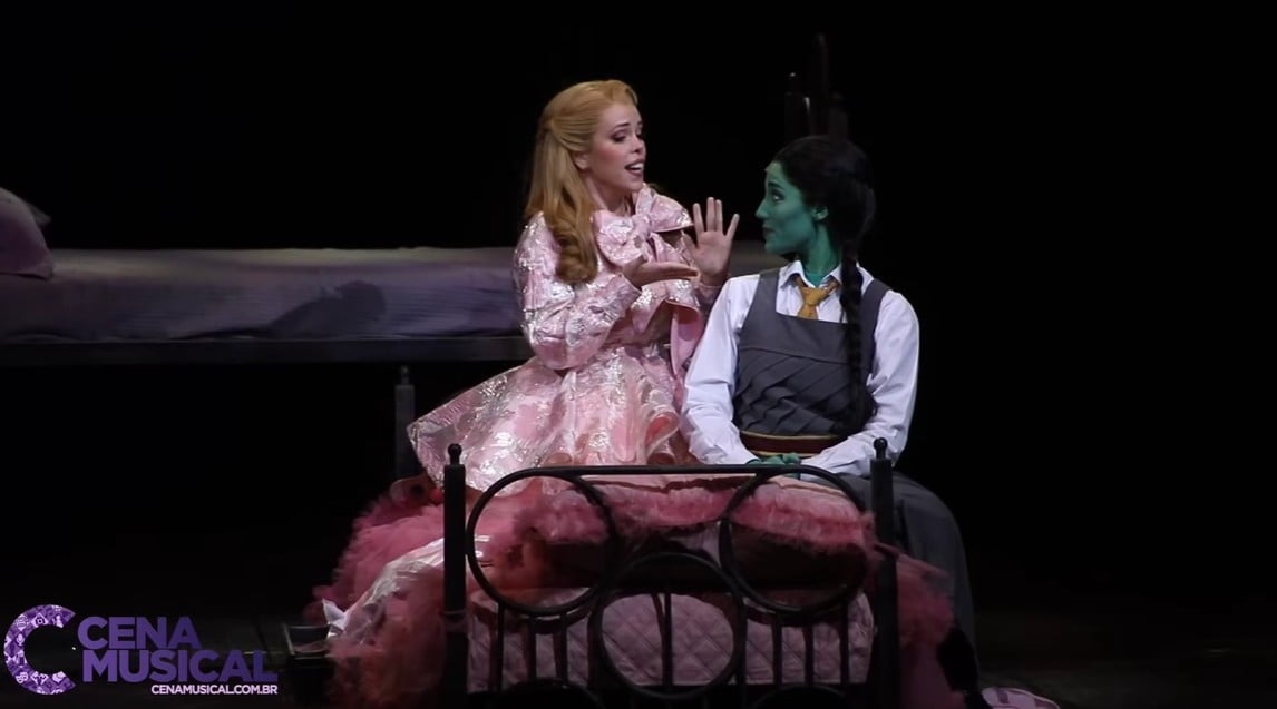 Com o sucesso da primeira temporada, “Wicked” voltou ao Brasil em março de 2023 em uma montagem não-réplica no Teatro Santander, trazendo novamente Myra Ruiz e Fabi Bang nos papéis principais, sob a direção de John Stefaniuk.
