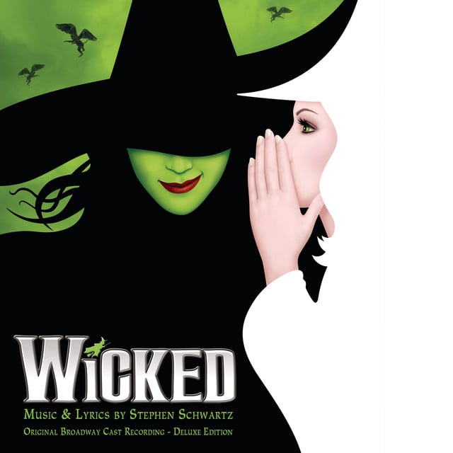 Inspirado no romance de Gregory Maguire, com músicas de Stephen Schwartz, Wicked estreou em 2003 no Gershwin Theatre, na Broadway. O elenco original contou com Idina Menzel como Elphaba e Kristin Chenoweth como Glinda. A produção conquistou três prêmios Tony e um Grammy, e, em 2023, alcançou a marca de quarto espetáculo com mais tempo em cartaz na história da Broadway.
