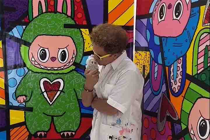 O artista plástico brasileiro Romero Britto viu-se no centro de uma nova controvérsia ao divulgar duas telas inspiradas no Labubu, personagem pop chinês que virou moda recentemente. 
