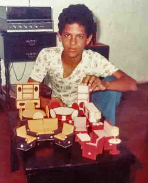 Romero Francisco da Silva Britto, mais conhecido como Romero Britto, nasceu em Recife, capital de Pernambuco, no dia 6 de outubro de 1963. 
