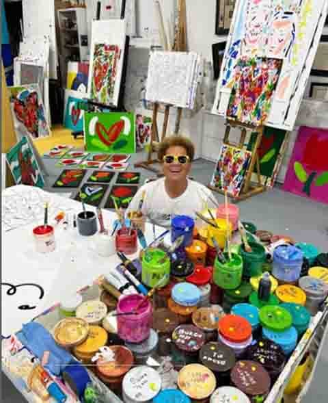 Britto frequentemente incorpora colagens, esculturas e serigrafia em seu trabalho, e busca parcerias com marcas e licenciamento para expandir o alcance de sua arte além do espaço de galerias. 
