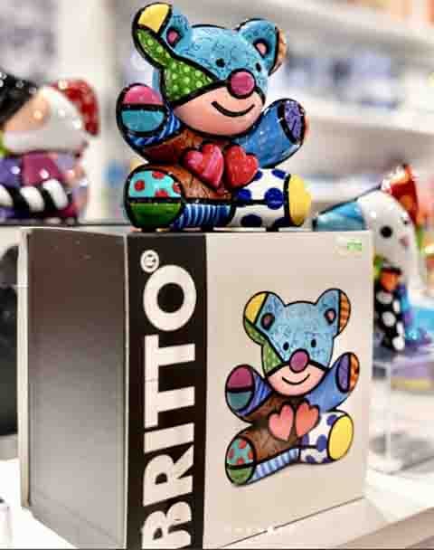 Britto, que comercializa produtos que vão de objetos decorativos a itens de uso diário, não divulgou se pretende pôr à venda essas telas com temáticas do Labubu. 
