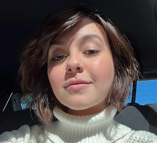 Em 2022, a trajetória de Klara Castanho tomou um rumo inesperado e doloroso, quando ela revelou ter sido vítima de estupro e que a violência resultou em uma gravidez não planejada. A atriz relatou que só descobriu a gestação nos meses finais e decidiu entregar o bebê para adoção. 

