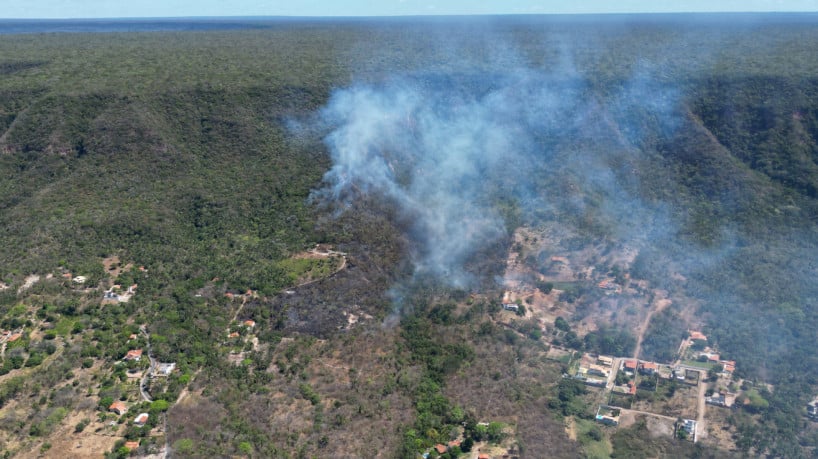 O fogo teve início de forma intencional na zona rural do Crato e se alastrou em direção à Floresta Nacional do Araripe (Flona). 
