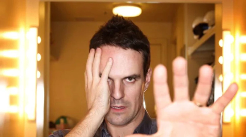 Ator de teatro morre aos 46 anos devido a câncer incurável diagnosticado em fevereiro de 2024